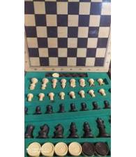 Scacchiera con dama e scacchi
